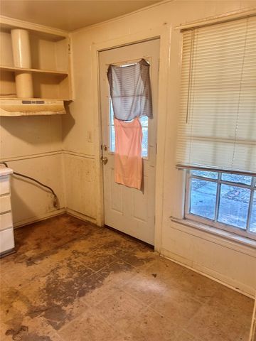 1016 N Howeth Street, Gainesville, TX 76240