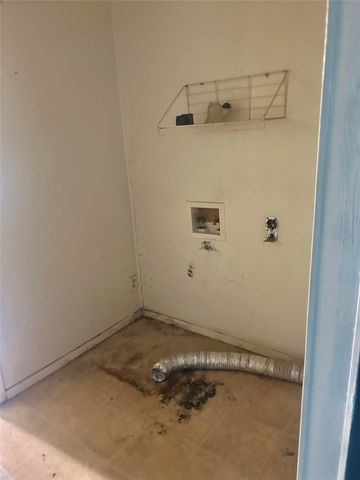 1016 N Howeth Street, Gainesville, TX 76240