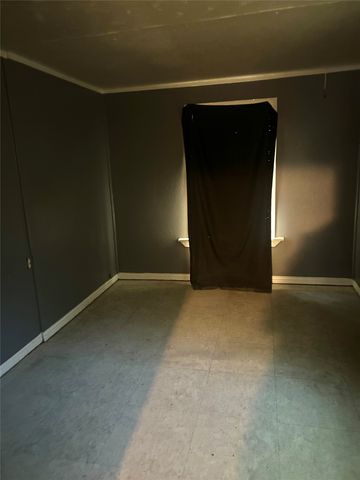 1016 N Howeth Street, Gainesville, TX 76240