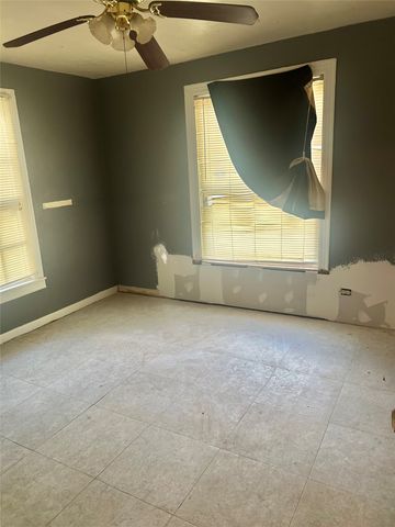 1016 N Howeth Street, Gainesville, TX 76240