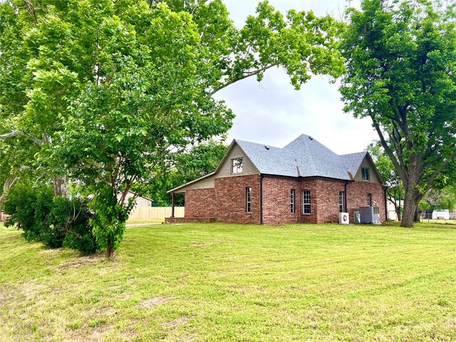 2027 W MINNESOTA Avenue, Chickasha, OK 73018