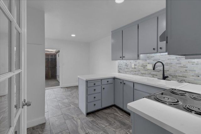 914 Acosta Plaza 32, Salinas, CA 93905