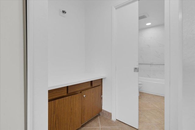 914 Acosta Plaza 32, Salinas, CA 93905