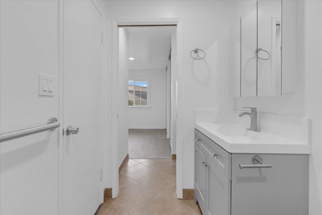 914 Acosta Plaza 32, Salinas, CA 93905