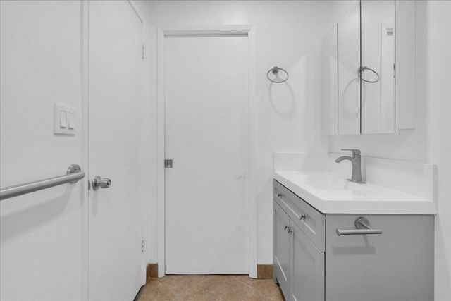 914 Acosta Plaza 32, Salinas, CA 93905