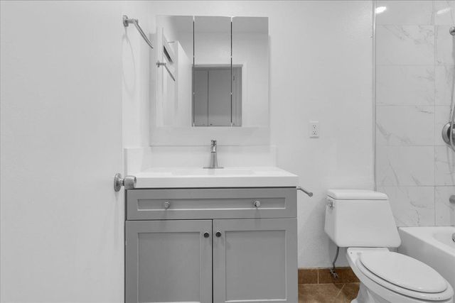 914 Acosta Plaza 32, Salinas, CA 93905