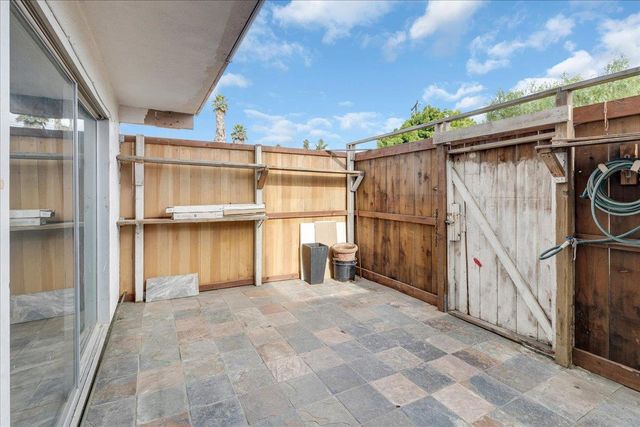 914 Acosta Plaza 32, Salinas, CA 93905