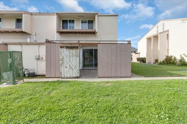 914 Acosta Plaza 32, Salinas, CA 93905