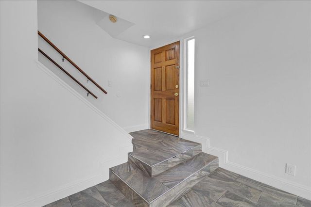 914 Acosta Plaza 32, Salinas, CA 93905