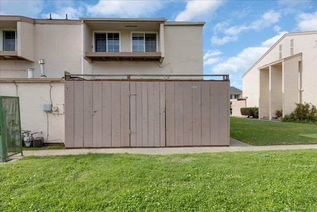 914 Acosta Plaza 32, Salinas, CA 93905