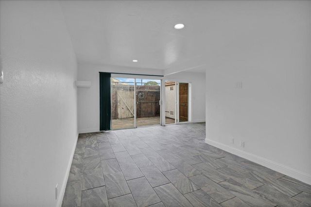 914 Acosta Plaza 32, Salinas, CA 93905