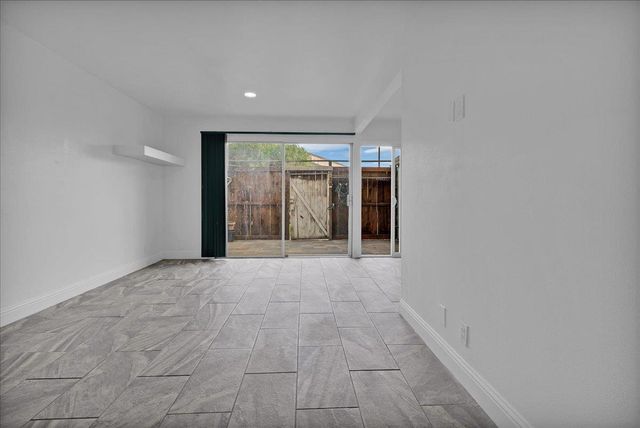 914 Acosta Plaza 32, Salinas, CA 93905