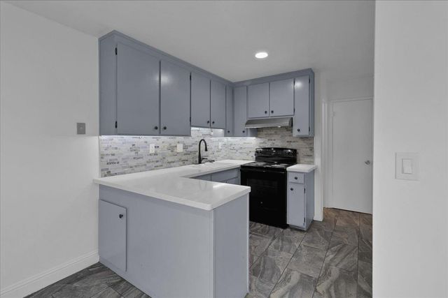 914 Acosta Plaza 32, Salinas, CA 93905