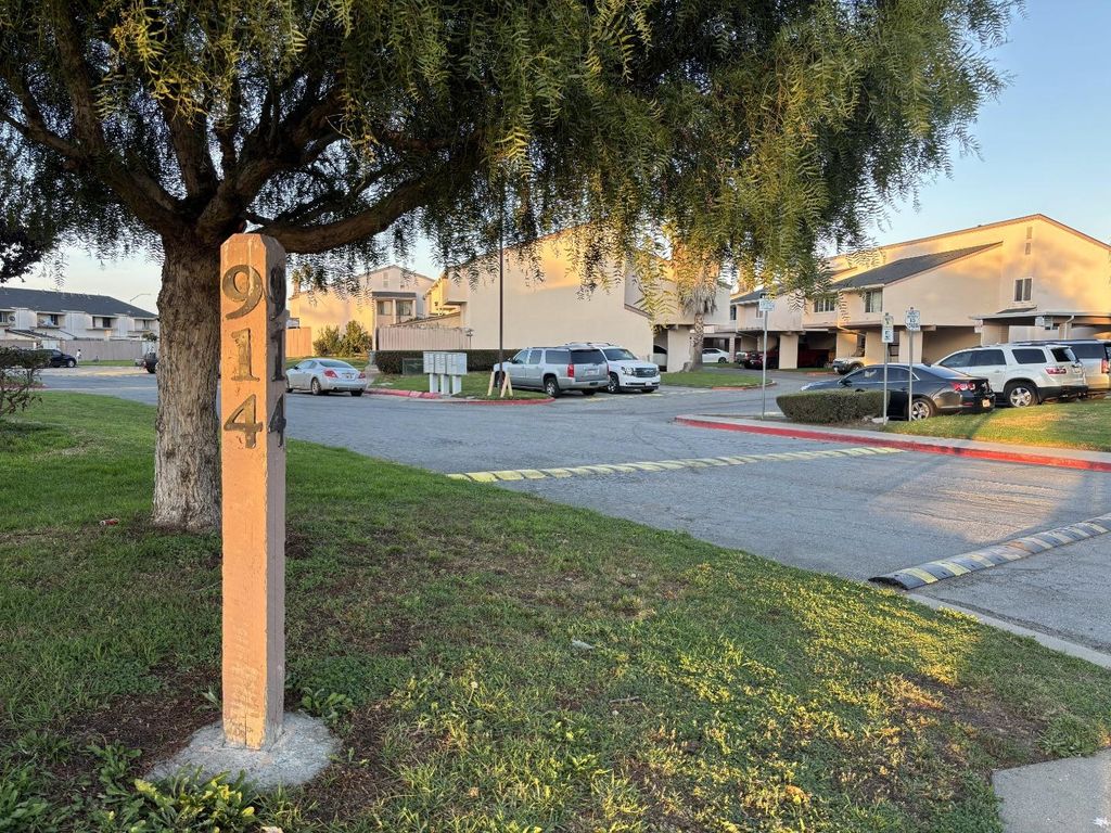 914 Acosta Plaza 32, Salinas, CA 93905