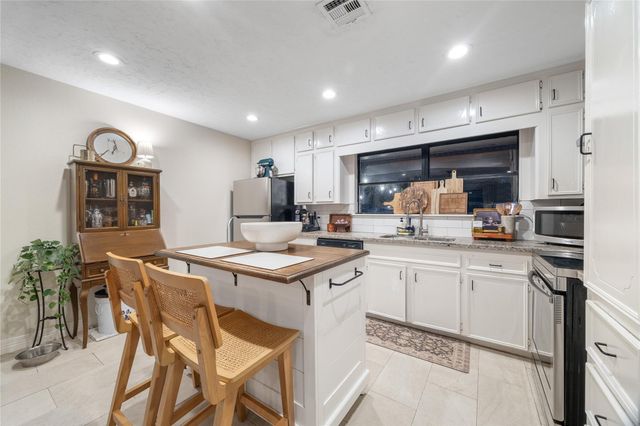 1800 Sheridan Drive, Baytown, TX 77520