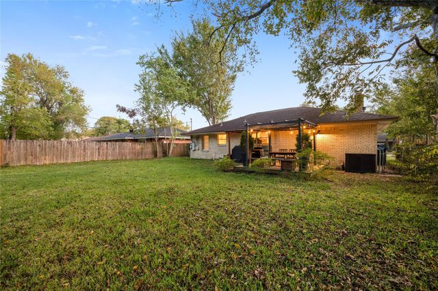 1800 Sheridan Drive, Baytown, TX 77520