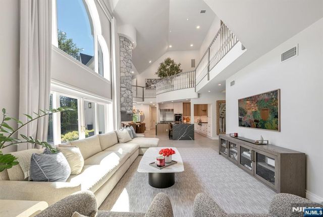 16 Ware Road, Upper Saddle River, NJ 07458