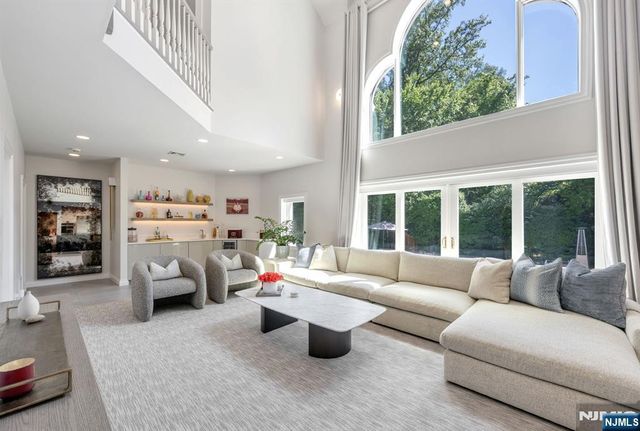 16 Ware Road, Upper Saddle River, NJ 07458