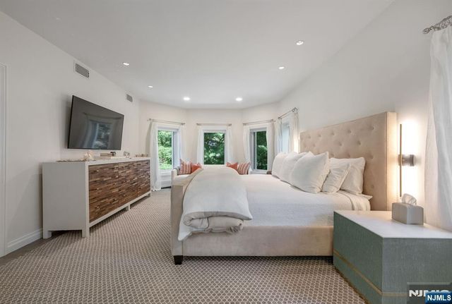 16 Ware Road, Upper Saddle River, NJ 07458