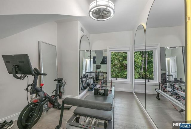 16 Ware Road, Upper Saddle River, NJ 07458