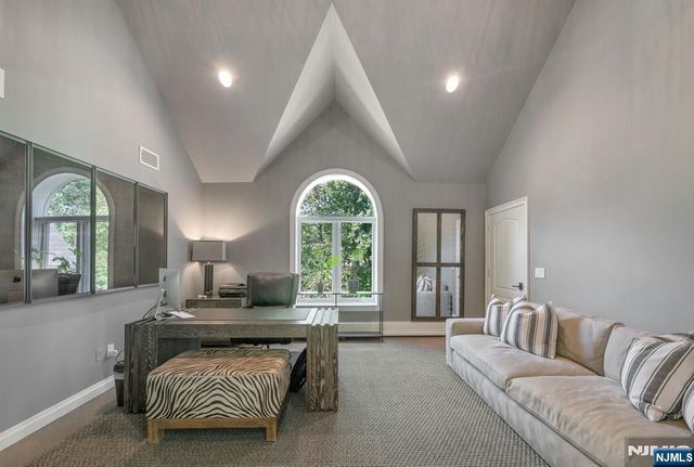 16 Ware Road, Upper Saddle River, NJ 07458