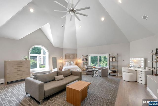 16 Ware Road, Upper Saddle River, NJ 07458