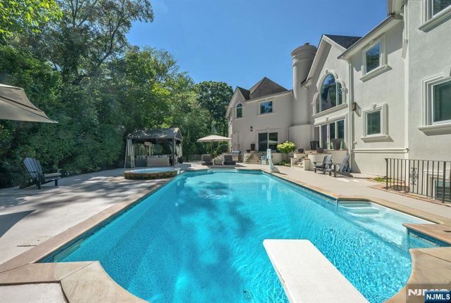16 Ware Road, Upper Saddle River, NJ 07458