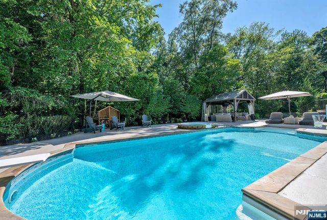16 Ware Road, Upper Saddle River, NJ 07458