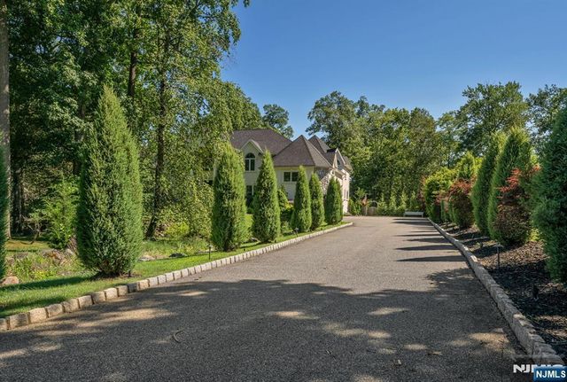 16 Ware Road, Upper Saddle River, NJ 07458