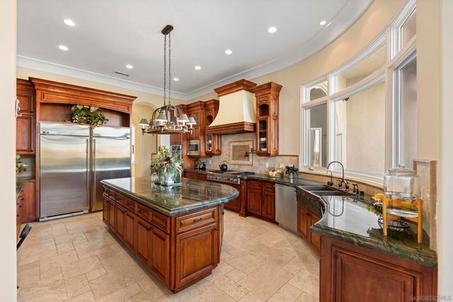 7020 El Fuerte St, Carlsbad, CA 92009