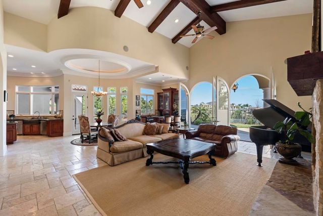 7020 El Fuerte St, Carlsbad, CA 92009