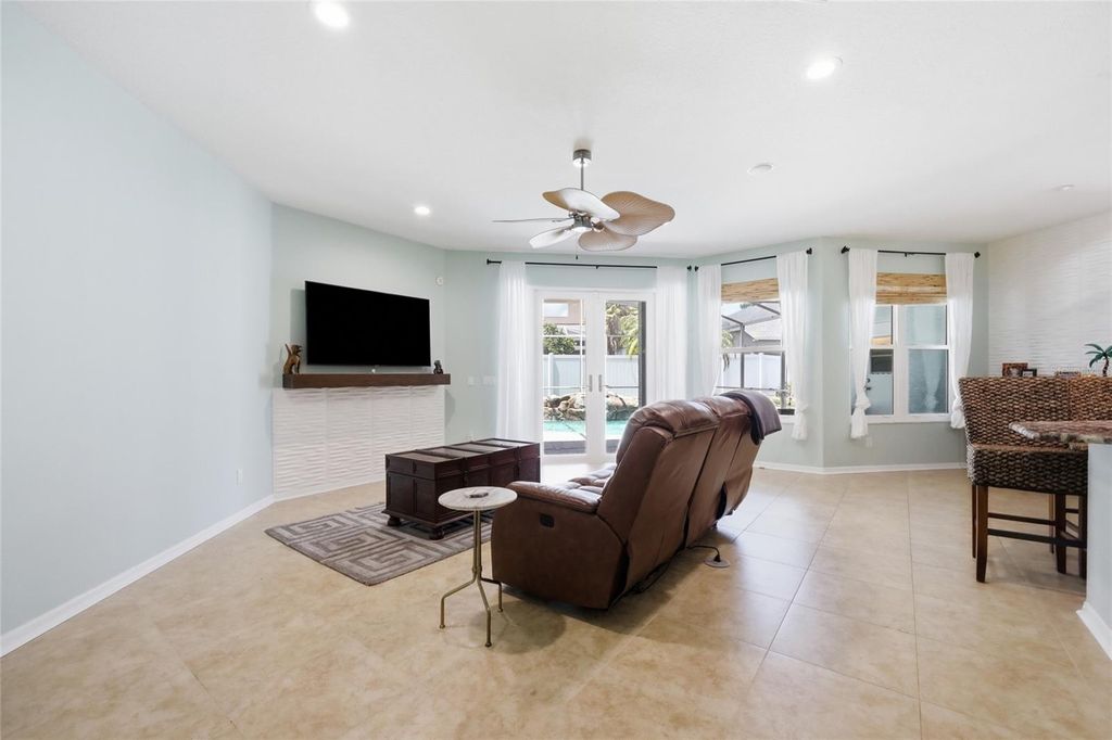 Image 12 of property listing at 3661 CRESCENT PARK BOULEVARD, Orlando, FL 32812