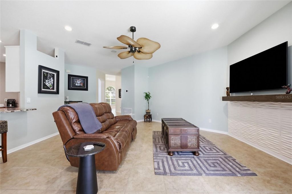 Image 9 of property listing at 3661 CRESCENT PARK BOULEVARD, Orlando, FL 32812