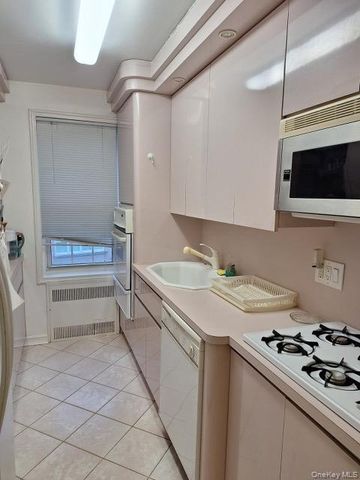 250 Central Avenue E218, Lawrence, NY 11559