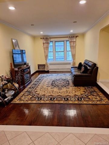 250 Central Avenue E218, Lawrence, NY 11559