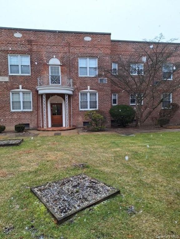 250 Central Avenue E218, Lawrence, NY 11559