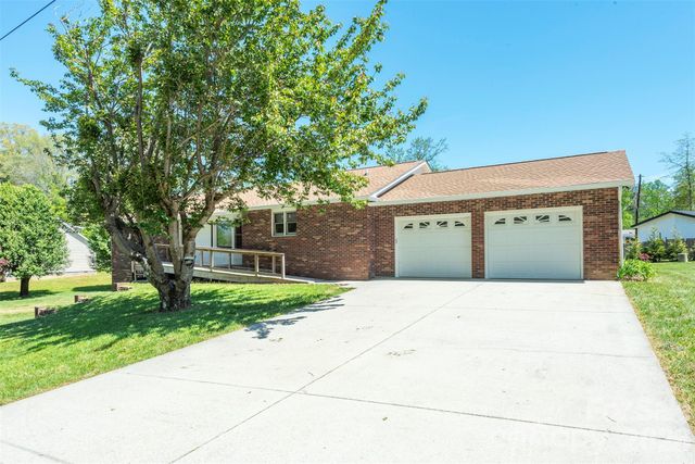 230 Blythewood Drive, Hendersonville, NC 28792