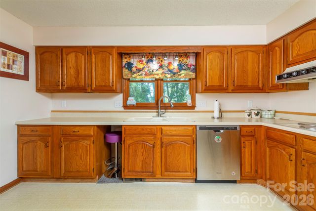 230 Blythewood Drive, Hendersonville, NC 28792