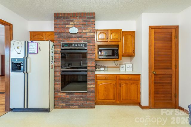 230 Blythewood Drive, Hendersonville, NC 28792
