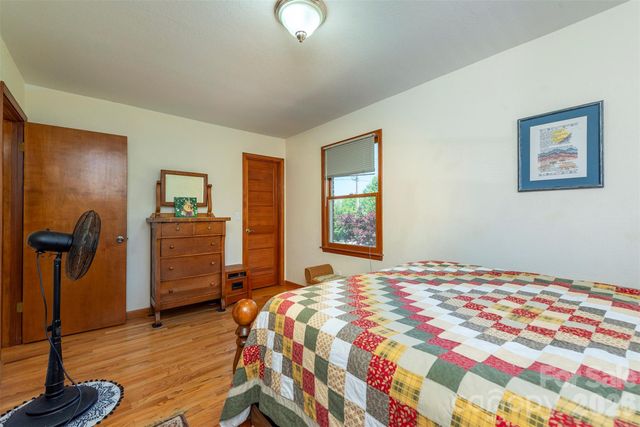 230 Blythewood Drive, Hendersonville, NC 28792