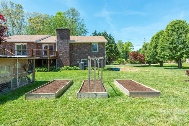 230 Blythewood Drive, Hendersonville, NC 28792