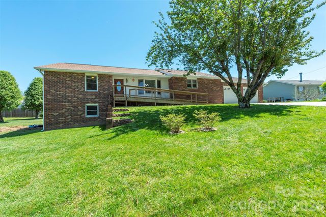 230 Blythewood Drive, Hendersonville, NC 28792