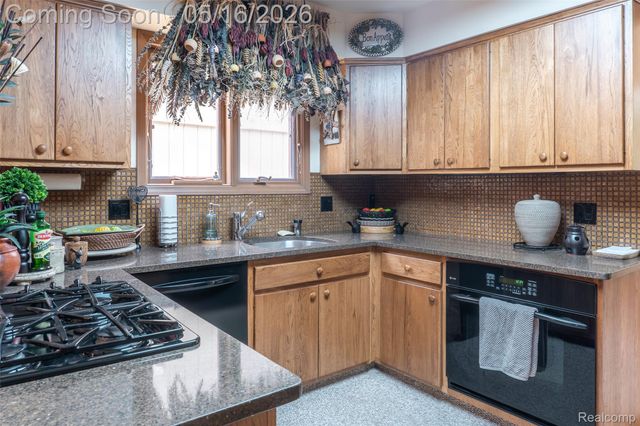 29498 Sylvan Lane, Farmington Hills, MI 48334
