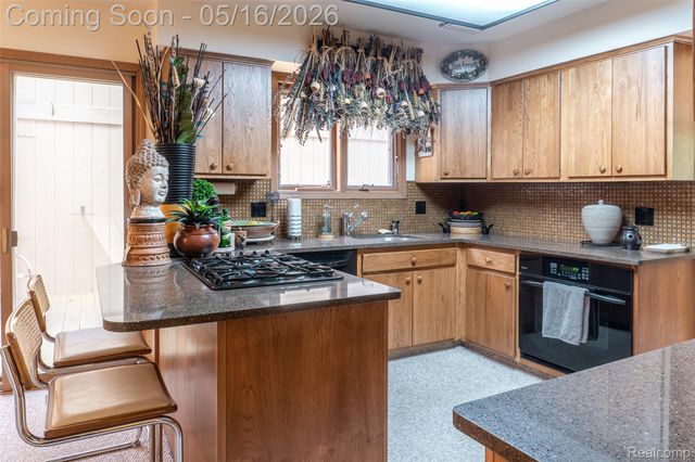 29498 Sylvan Lane, Farmington Hills, MI 48334