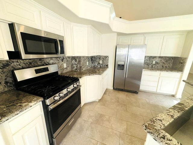 62 N Helm Avenue, Clovis, CA 93612