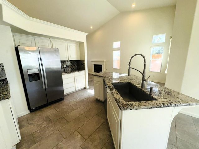 62 N Helm Avenue, Clovis, CA 93612