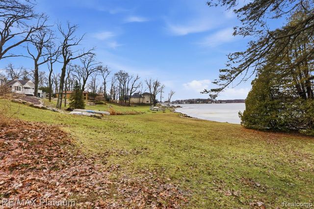 3340 Pineridge Lane, Brighton, MI 48116