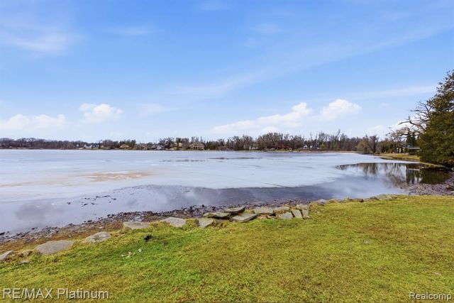 3340 Pineridge Lane, Brighton, MI 48116