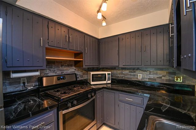 6903 Dandison Boulevard, West Bloomfield, MI 48324