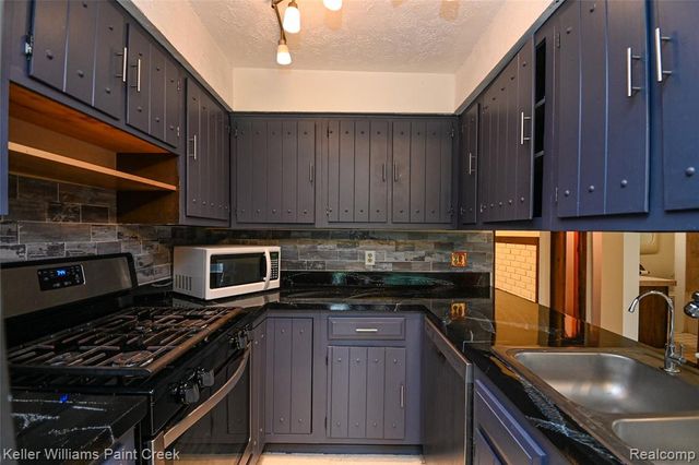 6903 Dandison Boulevard, West Bloomfield, MI 48324